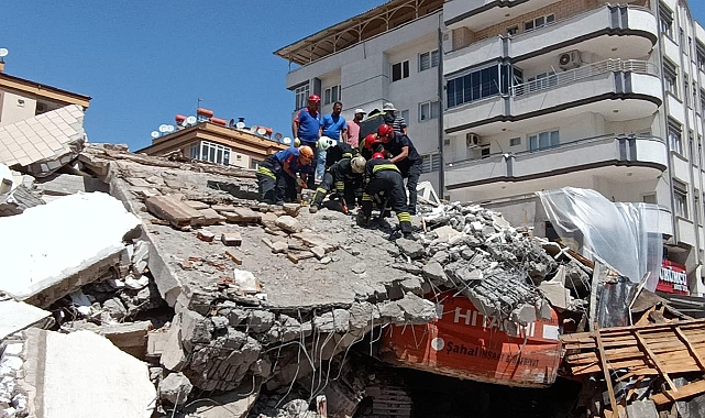 4 katlı bina çöktü; iş makinesi operatörü enkaz altında kaldı