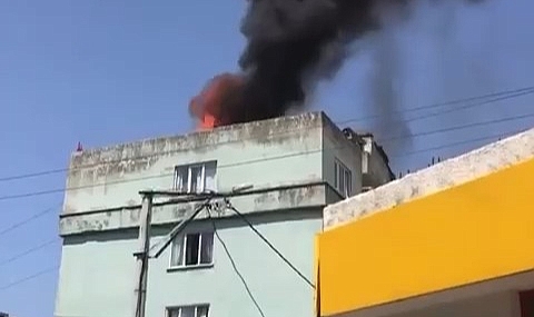 4 katlı binanın çatı katı alev alev yandı