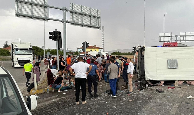 Afyonkarahisar'da minibüs kamyonla çarpıştı: 25 yaralı