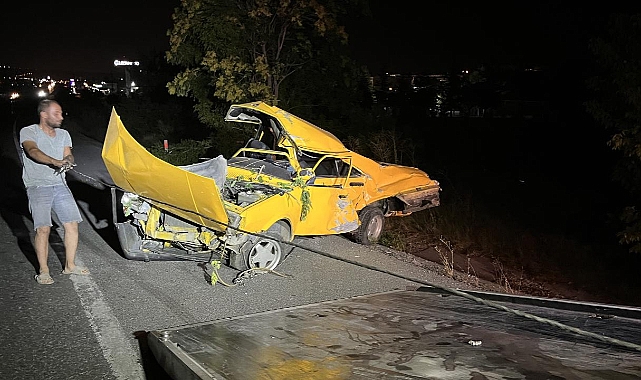 Ağaca çarpan otomobildeki 2 kişi hayatını kaybetti