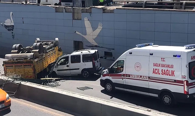 Ankara'da kamyon alt geçitte kamyonetin üstüne düştü