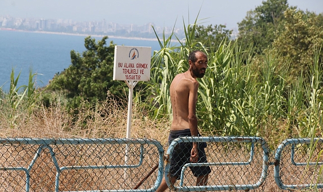 Antalya’da ‘Tarzan’ adam alarmı: Demirlere tırmandı, polislerden kaçıp şemsiyenin üzerine çıktı
