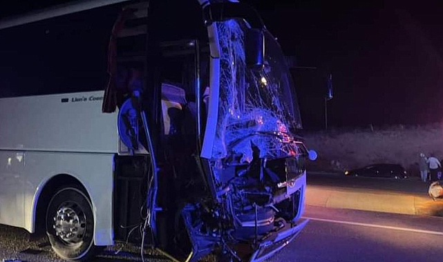 Antalya'da yolcu otobüsünün traktöre çarpması sonucu 5 kişi yaralandı