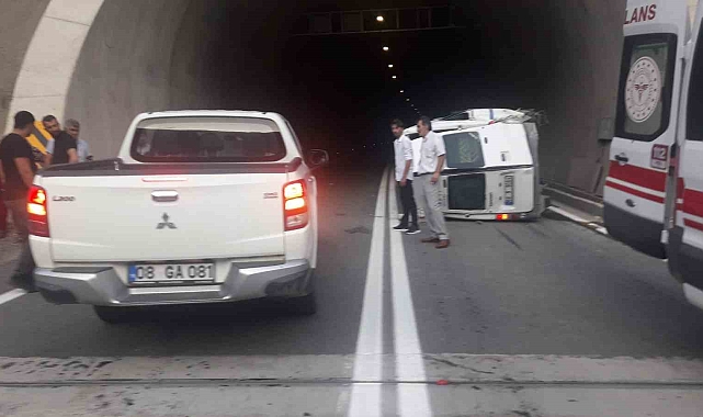 Artvin'de minibüs devrildi: 11 yaralı