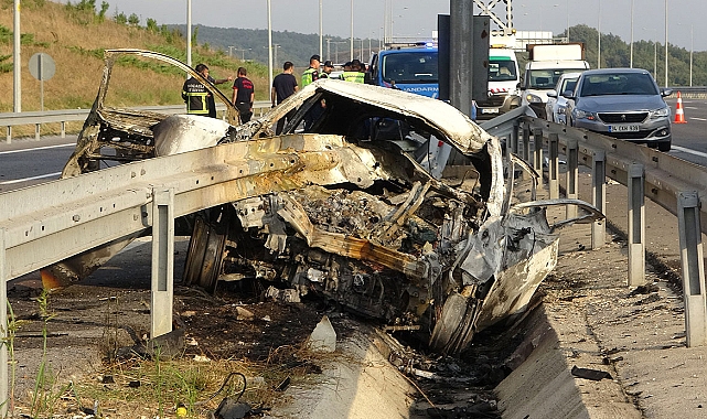 Bariyerin önünden girip arkasından çıktığı otomobil alev aldı: 2 ölü, 1 yaralı