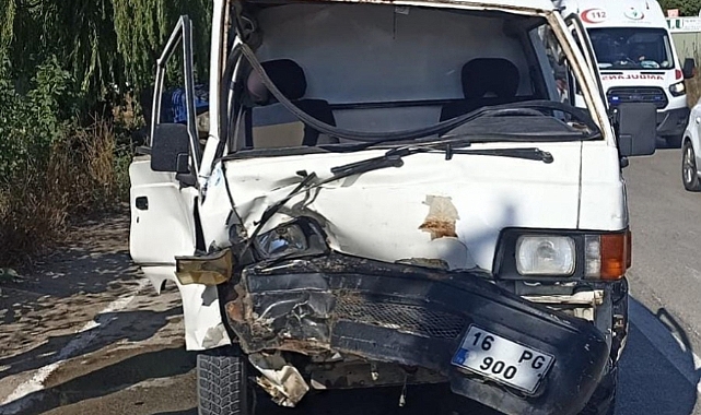 Bursa'da minibüs seyir halindeyken traktöre çarptı! 3 kişi yaralandı