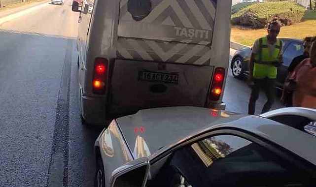 Bursa'da otomobil servis midibüsü ile çarpıştı: 5 yaralı