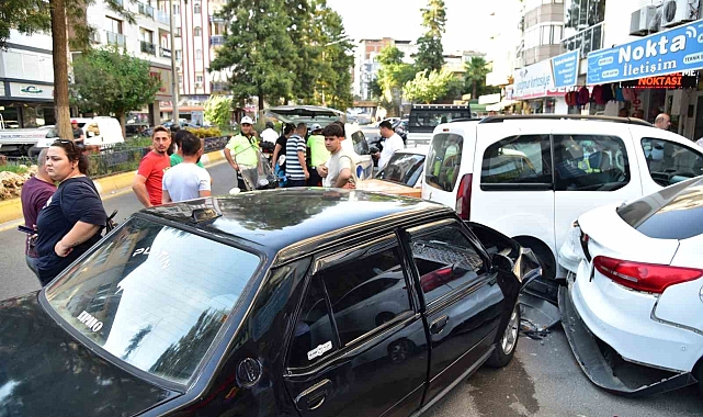 Direksiyon hakimiyetini kaybetti, 5 araca çarptı