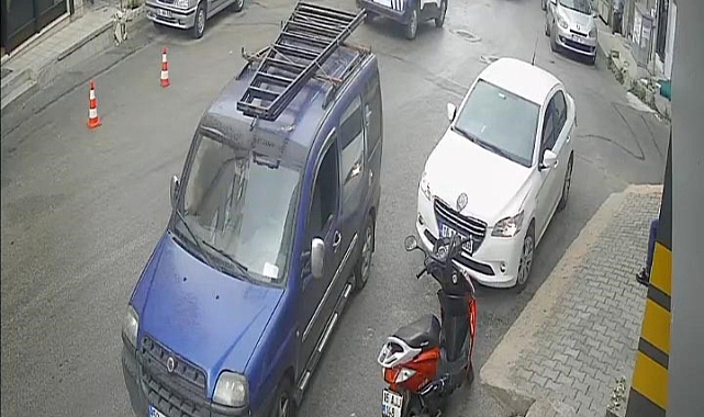 El frenini çekmeyi unutunca olanlar oldu: Kazaya gelen polis aracına da motokurye çarptı