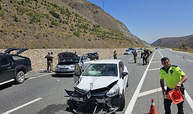 Erzincan'da otomobil park halindeki iki araca çarptı: 1 ölü, 6 yaralı
