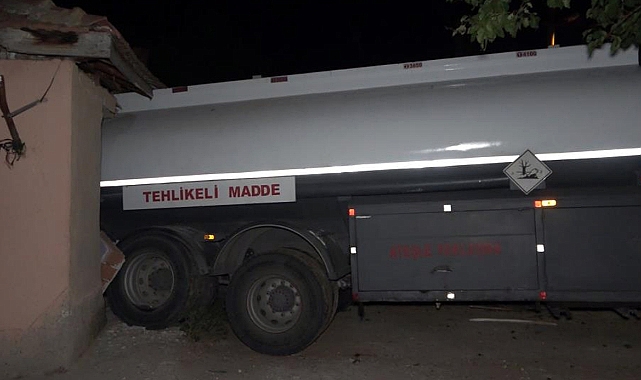 Faciadan dönüldü: Park ettiği akaryakıt tankeri evini yıktı