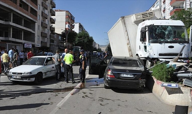 Freni patlayan kamyon dehşet saçtı