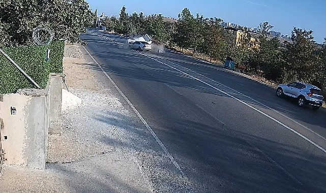 Gaziantep'te iki aracın kafa kafaya çarpıştığı kaza kamerada