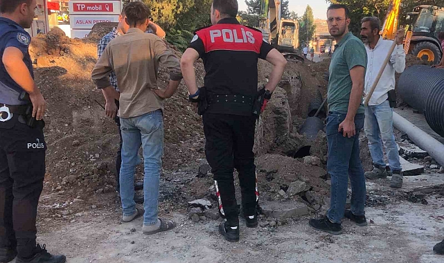 Göçük altında kalan iki işçi yaralandı