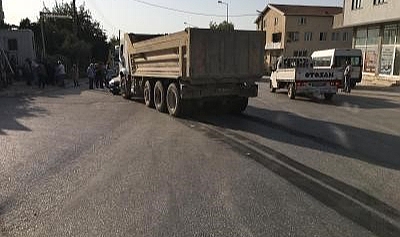 Hafriyat kamyonunun çarptığı otomobil böyle savruldu : 4 yaralı