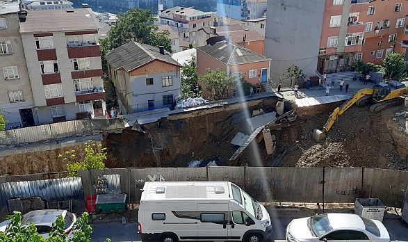 İstanbul'da yol çöktü: Çevredekiler dairelerini tahliye etti