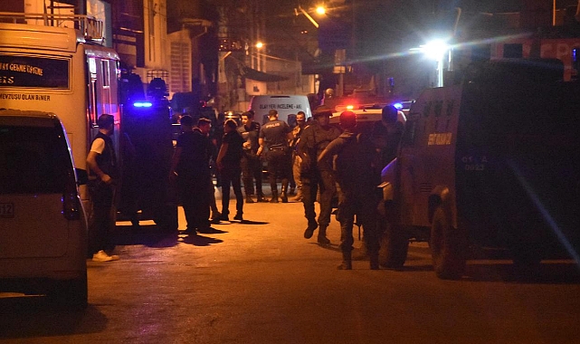 Kavgayı ayırmaya çalışan polis memuru bıçakla yaralandı