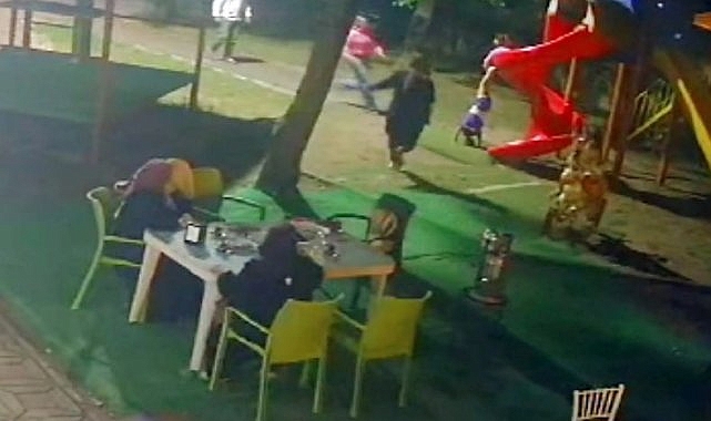 Kaydıraktan düşen arkadaşını ayaklarından yakaladı
