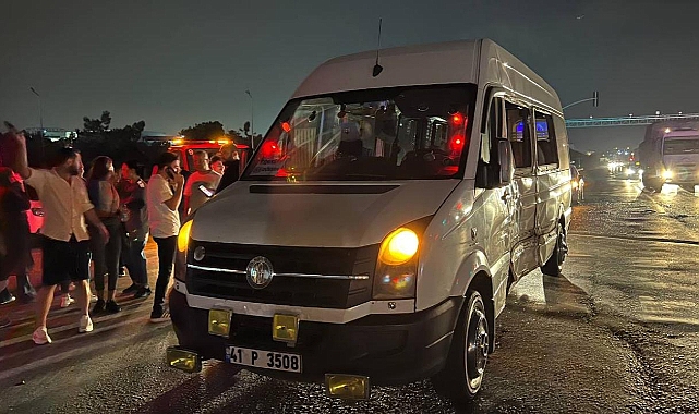 Kırmızı ışıkta geçen işçi servisi tır ile çarpıştı