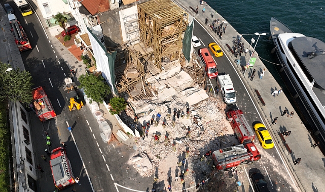 Kuruçeşme'de tarihi bina çöktü