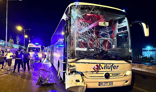 Manisa'da yolcu otobüsü tıra çarptı: 3 yaralı