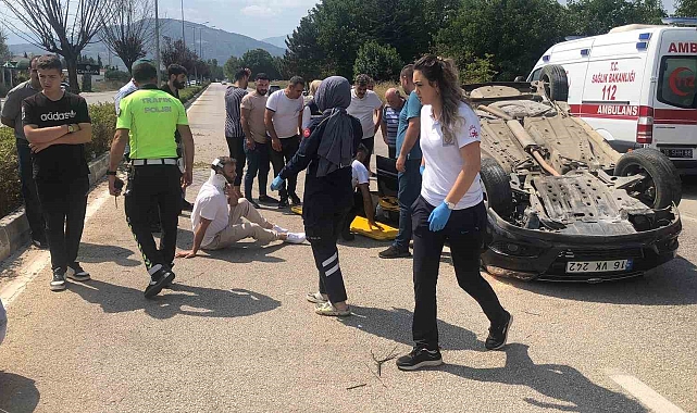 Önüne köpek çıkan otomobil takla attı: 3 yaralı