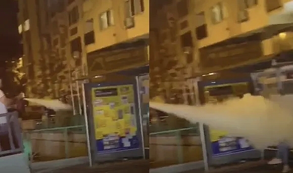 Otobüs durağında bekleyen kişiye yangın tüpü sıktılar