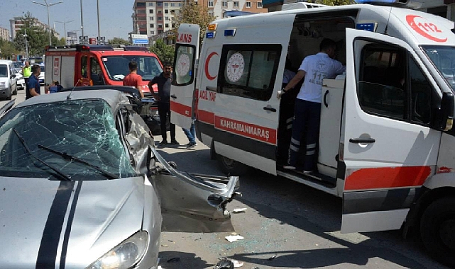 Otomobil, durakta yolcu alan minibüse çarptı: 7 yaralı