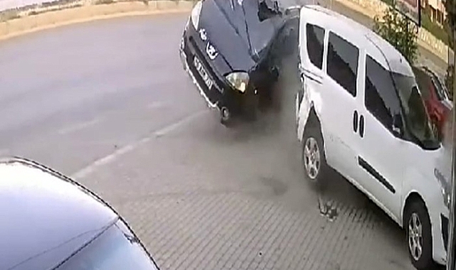 Park halindeki 3 otomobile çarptı: 2 yaralı