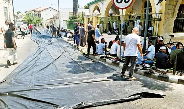 Rum kesiminde camiye molotoflu saldırı
