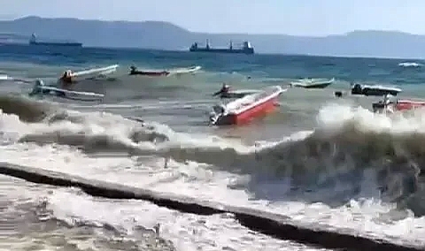 Şiddetli rüzgâra yakalandılar: Tekne alabora oldu