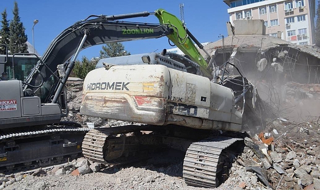 Yıkım sırasında iş makinesi enkaz altında kaldı