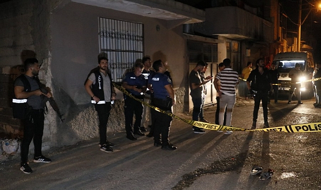 Adana'da zil çalınınca balkona çıkan kişi başından vurularak hayatını kaybetti