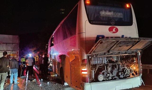Afyonkarahisar'da tır ile yolcu otobüsü çarpıştı: 4 yaralı