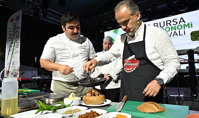 Alinur Aktaş pişirdi, vatandaşlar yedi