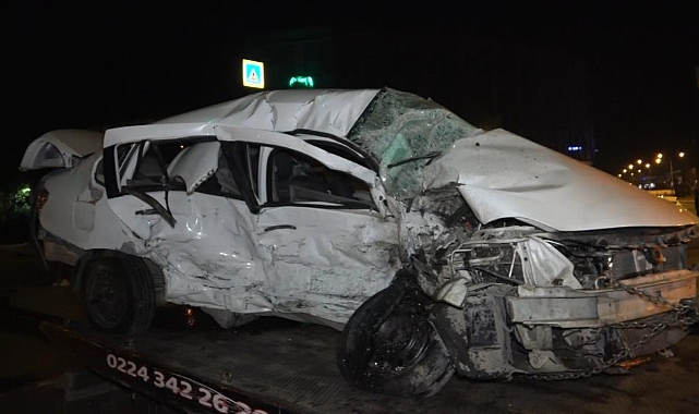 Bursa'da 2 araç kafa kafaya çarpıştı: 1'i ağır 2 yaralı