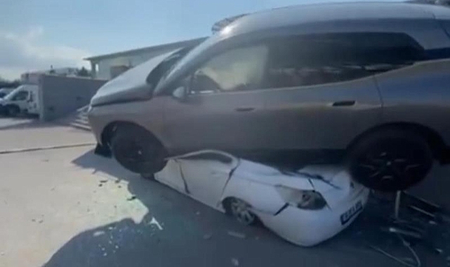 Bursa’da kontrolden çıkan cip, park halindeki aracın üzerine düştü
