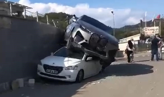 Bursa'da kontrolden çıkan cip, park halindeki aracın üzerine düştü