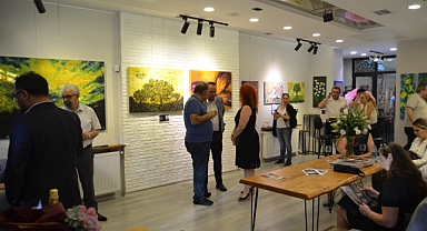 Bursalı ressamın ilk sergisi Kadıköy'de sanatseverleri büyülüyor