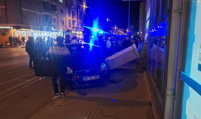 Çarpışan otomobiller markete girdi: 2 yaralı