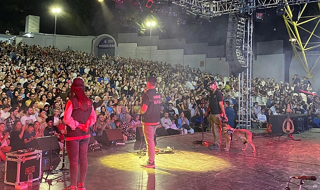 Dedublüman konserinde uyuşturucu uyarısı: Narkotik polisleri sahneye çıktı