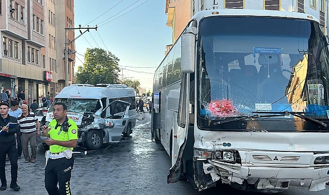 Freni boşalan otobüs 4 araca çarptı