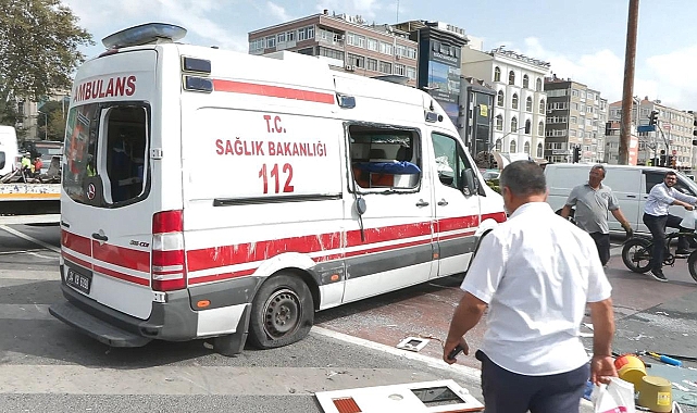 Hasta taşıyan ambulans devrildi: 3 yaralı