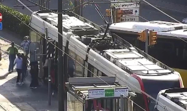 İETT otobüsü tramvaya çarptı