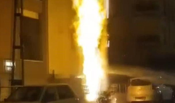 İstanbul'da bir apartmanın doğal gaz kutusu alev aldı