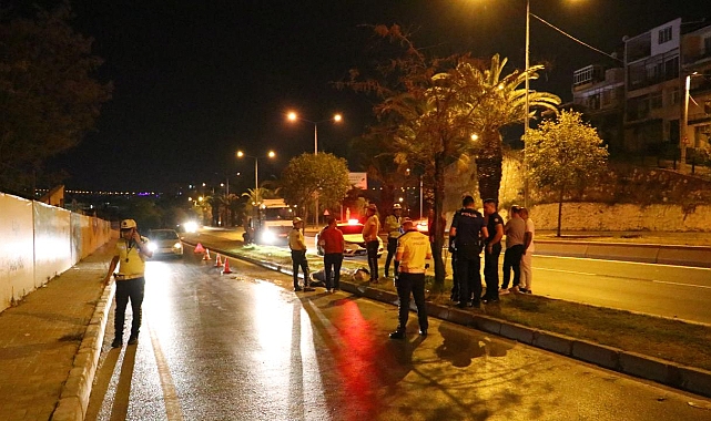 İzmir'de refüje çarpan motosikletli hayatını kaybetti