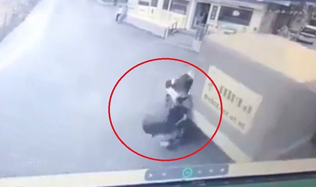 Kamyonete çarpan motosikletli ve arkadaşı böyle savruldu