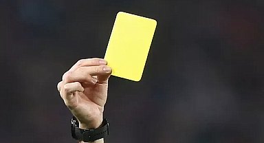 Maçta sarı kart gördü, karşılığında hakeme kart gösterdi