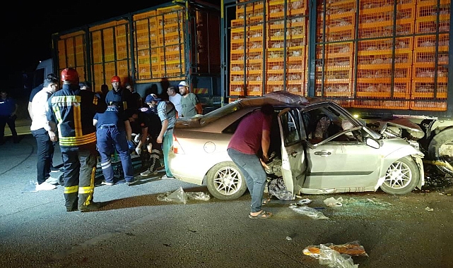 Manisa'da tavuk yüklü tır ile otomobil çarpıştı: 5 yaralı