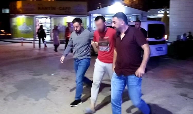 Oda arkadaşını sokakta sırtından bıçakladı